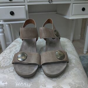 Taos carousel 2 wedge button sandals size 40 nwob